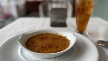 フランスの三つ星レストランのクレームブリュレはカソナードの芳ばしさ香る上品な味わい