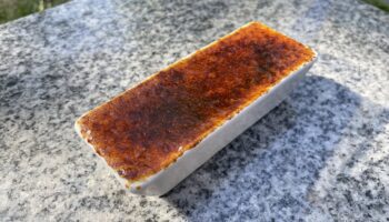 自由が丘駅の人気店より、薄く繊細な大人な苦味のカラメルと、とろーり卵感のあるアパレイユのマリアージュが楽しめるクレームモル