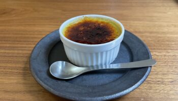 フランボワーズソースですっきり後味ピスタチオのクレームブリュレ